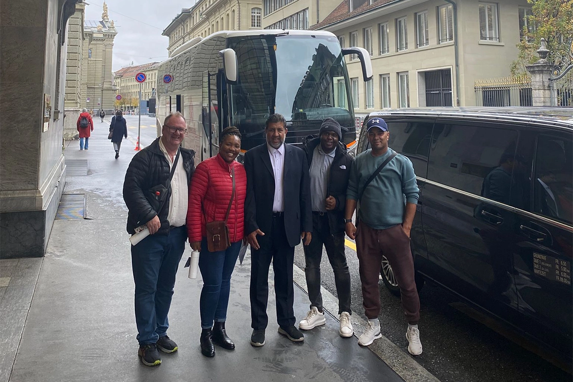 Zufriedene Kunden des Taxi-Plus-Khan-Busservices